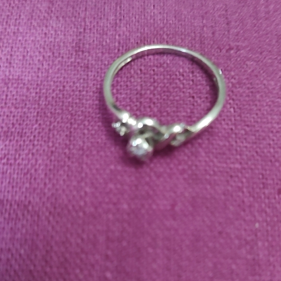 Elegant Silver Twirl Ring - Picture 4 of 8